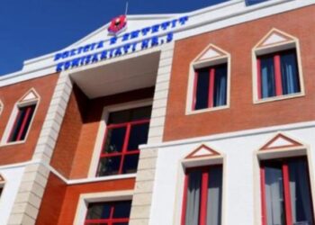U grabisnin grave varëset e floririt nga qafa, pronari i dyqanit ua blinte, policia i arreston që të tre