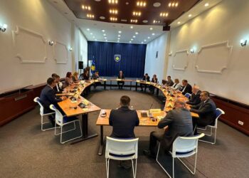 Të gjithë liderët e partive politike në Kosovë në tryezë, nis takimi me Albin Kurtin