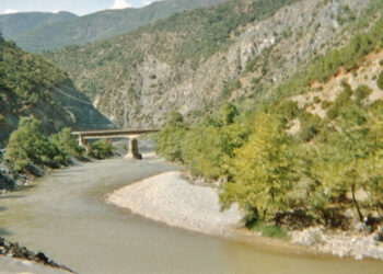 Tragjike/ U denoncua i zhdukur, trupi i djalit 6-vjeçar gjendet i pajetë buzë lumit Shkumbin