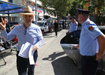 Sali Berisha nuk u paraqit në seancë, Malltezi pas daljes nga GJKKO: Policia nuk e njoftoi sipas afateve, sot nisi farsa