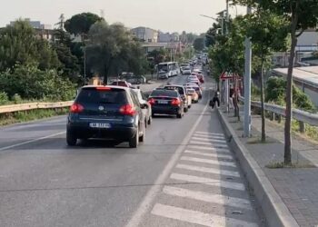 E diela sjell fluks të lartë pushuesish në bregdetin e Shëngjinit, trafiku rëndohet deri në Milot