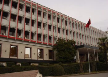 Rriten tensionet/ Ministria e Jashtme thirrje qytetarëve shqiptarë në vendet e Gjirit Persik: Kini kujdes, ja ku duhet të kontaktoni për çdo emergjencë