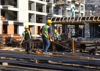 Ulen të punësuarit në industrinë nxjerrëse dhe përpunimit, por shtohen tek ndërtimi! INSTAT: Rritje edhe tek indeksi i fondit të pagave