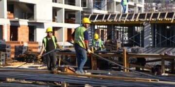 Ulen të punësuarit në industrinë nxjerrëse dhe përpunimit, por shtohen tek ndërtimi! INSTAT: Rritje edhe tek indeksi i fondit të pagave