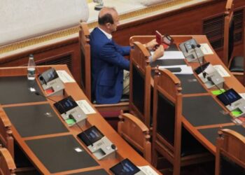 FOTOLAJM/ Me karton të kuq në dorë, Sula i vetmi deputet opozitar në Kuvend, votoi kundër