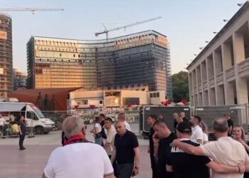 Nga Milani te Kombëtarja shqiptare, Igli Tare shfaqet në stadium për të mbështetur përfaqësuesen kuqezi kundër Serbisë