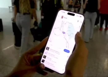 Stafi i Agjencisë Kombëtare të Turizmit pret vizitorët e huaj në aeroport, Rama: Turistët duhet të prezantohen me bukuritë e Shqipërisë