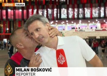 Tifozi shqiptar puth live gazetarin serb, video bën xhiron e rrjetit