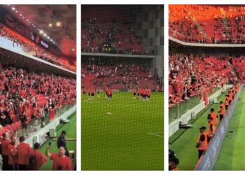 Atmosferë elektrizuese në stadium! Tifozët ia marrin këngës, nuk mungojnë as ofendimet ndaj Serbisë (VIDEO)