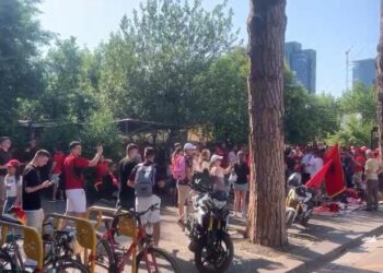U “përjashtuan” nga stadiumi, Tifozat Kuq e Zi e “djegin” në Bulevardin “Dëshmorët e Kombit”