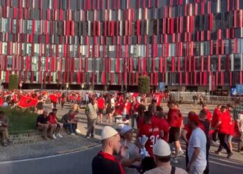 Festë kuqezi në Tiranë, nis futja e tifozëve të Kombëtares në stadium