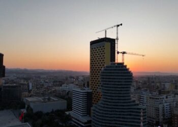 Reuters: Tirana, një kryeqytet në ritmin e kohës