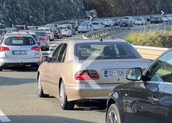Ndeshja Shqipëri-Serbi/ Varg kilometrik në Rrugën e Kombit, mijëra tifozë udhëtojnë nga Kosova drejt Tiranës