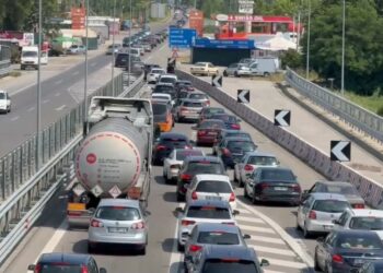 Sot Bajram, por qytetarët “dynden” drejt plazheve. Radhë kilometrike automjetesh