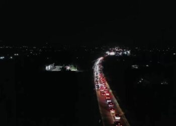 Lezha “e paralizuar” për orë të tëra, pamjet me dron tregojnë radhët kilometrike të automjeteve