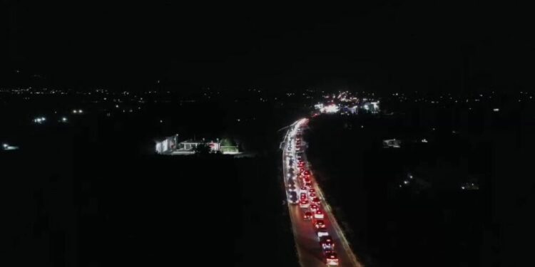 Lezha “e paralizuar” për orë të tëra, pamjet me dron tregojnë radhët kilometrike të automjeteve