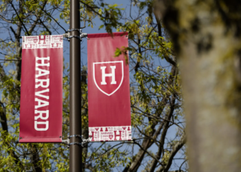 Gjykata pezullon urdhrin e Trump që ndalon studentët e huaj në Universitetin e Harvardit