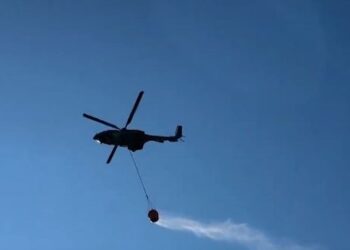 Del jashtë kontrollit zjarri në fshatrat e Vlorës, ndërhyn helikopteri me ujë