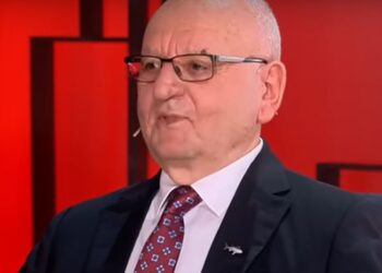 “Enver Hoxha i ra tavolinës me grusht”, ish-ministri Lufter Xhuveli: Ma mbajti dorën gjatë, ishim…