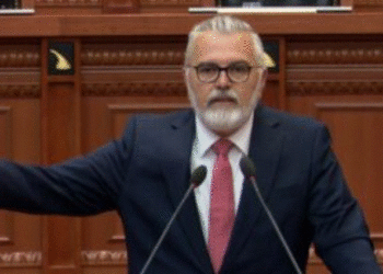 “Narko-shtet thotë ai madhështori, narko-regjim thotë Flamuri…”, Gogu: Zoti ta ruajë Shqipërinë nga ata që janë gati ta djegin