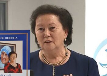 Dhëndri dedikim vjehrrës Liri Berisha: Jeton vetëm me pensionin, paguhet 0 lekë!