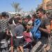 “Jetojmë me ujë dhe sheqer”, palestinezët e dëshpëruar dynden për të marrë ushqim