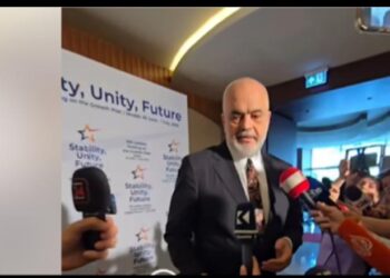 Video/ Gazetarja nga Kosova ulet në gjunjë për të intervistuar Ramën në Shkup, kryeministri batuta: Çunat duhen çuar në riedukim