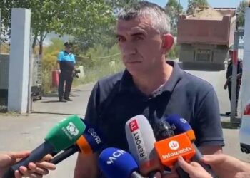 Zjarri në landfillin e Elbasanit, kreu i Emergjencave, Sinani: Po punohet me 20 mjete, era, gazet dhe temperaturat e larta acarojnë vatrën!