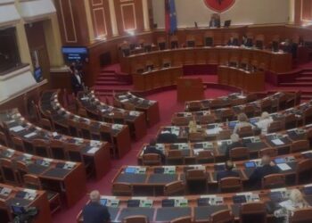 Opozita braktis seancën plenare, asnjë deputet në sallë, ironizon Balla: Ora 5 e mirë për gjumë