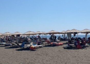 Më shumë plazhe publike në Lezhë, Bashkia “konkurron” privatin me çmime nga 300 deri në 500 lekë për çadër