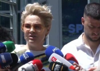 240 mijë $ shpenzime me kartën e Shatkut, Kryemadhi: Isha në Beverly Hills e Las Vegas me Bebe Rexhën dhe 3 fëmijët! Më vjen keq që babai i fëmijëve të mi vazhdon…