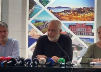 “Keni nëpërkëmbur autoritetin e bashkisë”, Rama i përgjigjet gazetarit për dorëheqjen e drejtorëve në Vlorë