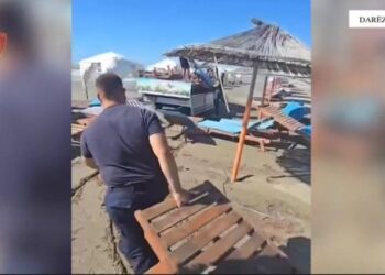 Lirimi i hapësirave publike, policia aksion në plazhin e Darëzezës! Sekuestrohen 90 çadra dhe shezlongë
