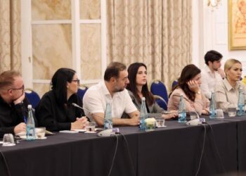 Detaje nga takimi me Bashkinë e Tiranës, Rama ia lë mbledhjen në dorë Ballukut, e cila e drejton me tonet kritike: Deri tani nuk keni bashkëpunuar me qeverinë!