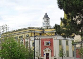 Bashkitë rrisin shpenzimet e personelit, ulin investimet në 5-mujor