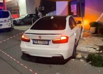 Aksident në Fushë-Arrëz/ Makina me shpejtësi të lartë përfundon në lokal, plagosen 3 gra, mes tyre pronarja
