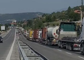 Fluks në pikën kufitare të Vërmicës, kamionët nga Shqipëria presin për të hyrë në Kosovë, shkak masa që ndaloi lëvizjen e tyre në autostrada