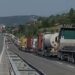 Fluks në pikën kufitare të Vërmicës, kamionët nga Shqipëria presin për të hyrë në Kosovë, shkak masa që ndaloi lëvizjen e tyre në autostrada