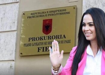 Policia ‘godet’ në Fier, disa të prangosur, mes tyre edhe ish-nënkryetarja e Bashkisë! Nuk arkëtuan 400 mln lekë taksa