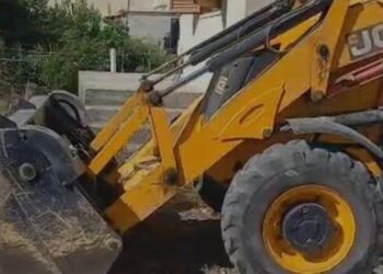 Vijon aksioni për lirimin e hapësirave publike në Fier, prishen mure dhe struktura metalike në lagjen ‘8 Shkurti’