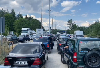 Radhë kilometrike në Qafë-Thanë, qytetarët presin me orë të tëra për të kaluar kufirin