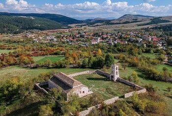Ndërtim pa leje në Voskopojë, arrestohet 63-vjeçari, procedohen punonjësit e IMT-së dhe policisë