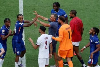 Pamje të shëmtuara pas finales së Botërorit të Klubeve, Luis Enrique godet sulmuesin e Chelsea