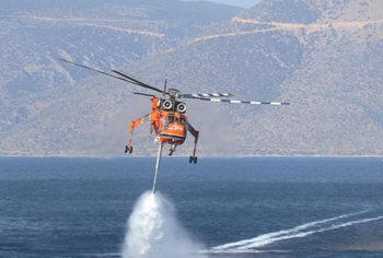 Bie në det helikopteri që po fikte zjarret, pilotët dalin me not