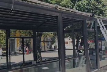 Lirimi i hapësirave publike në Korçë, bizneset nisin çmontimin e strukturave, afati deri më 2 gusht