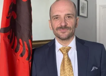 Sa shqiptarë ka në Britaninë e Madhe? Ambasadori shqiptar në Londër zbërthen të pavërtetat e Farage dhe Daily Telegraph