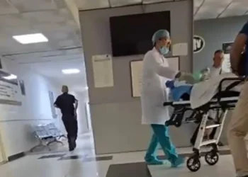 “Po më vdes çupa ore”/ Momente tensioni, adoleshentja niset drejt Traumës në gjendje të rëndë, policia shoqëron në komisariat babanë