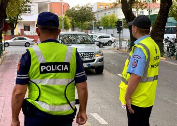 Policia Bashkiake e Tiranës thirrje tregtarëve ambulantë: Zhvendosni aktivitetin në tregjet publike