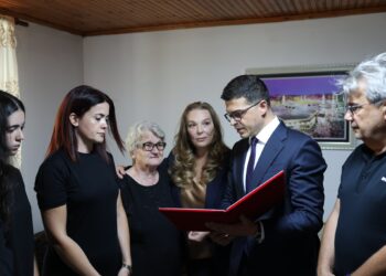 U shpall “Dëshmor i Atdheut” pas aktit heroik në Shkodër, ministri Vengu i dorëzon titullin familjes se Arben Anamalit