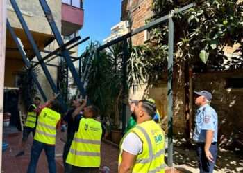 Aksion i Policisë Bashkiake në Tiranë, lirohen hapësirat publike nga zaptimet e paligjshme